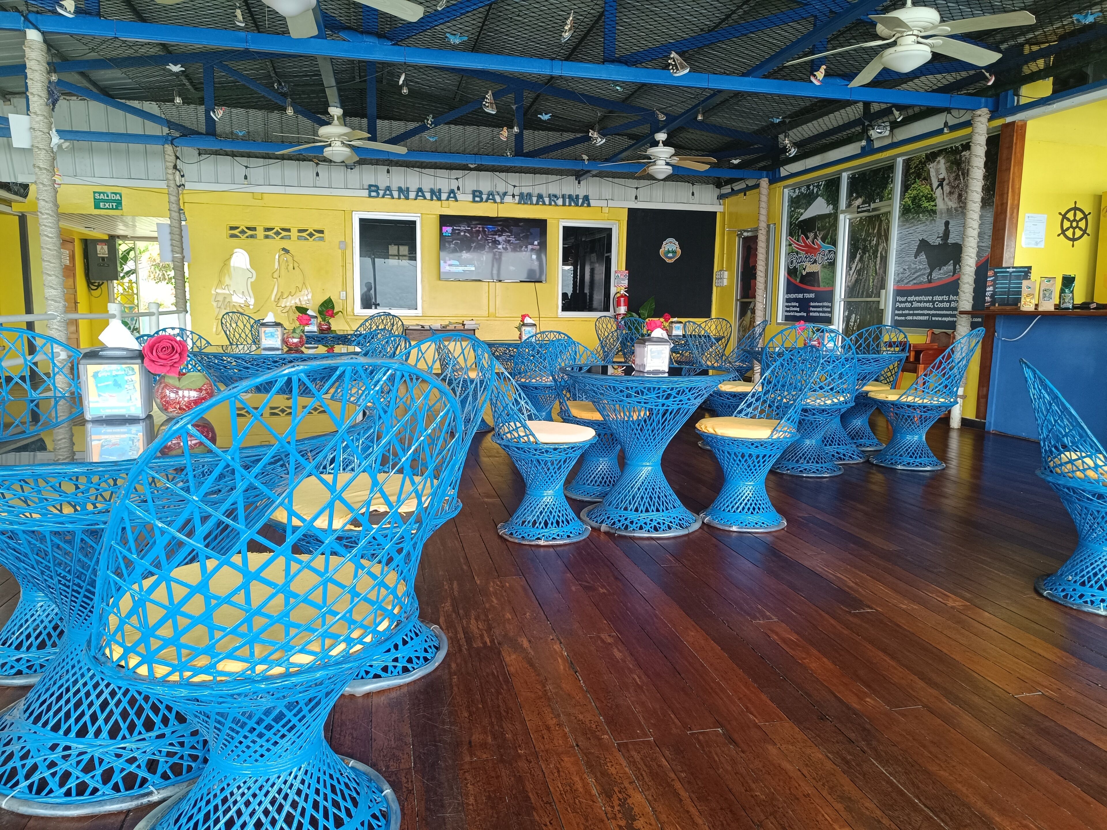 lunch and dinner served, international cuisine