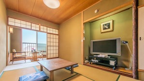 Desk, laptop workspace, iron/ironing board (on request), WiFi (free) - Atami Red House (Atami)