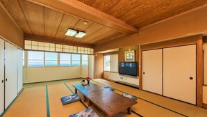 Desk, laptop workspace, iron/ironing board (on request), WiFi (free) - Atami Red House (Atami)