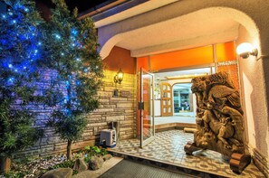 Façade de l’hébergement - soirée/nuit