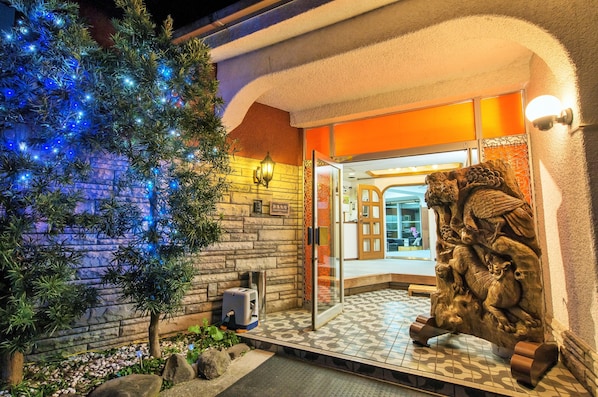 Fassade der Unterkunft – Abend/Nacht