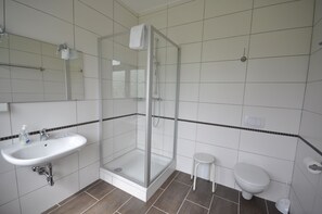 Habitación doble | Baño | Amenidades de baño gratuitas, secadora de cabello, toallas 