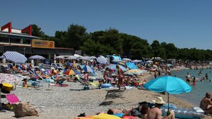 A crowded beach with numerous umbrellas and people enjoying the sun. - SCALA Bed & Breakfast (Vodice)