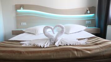 Double Room Single Use, Park View | Minibar, in-room safe, desk, laptop workspace