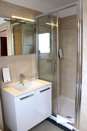 Superior Double Room, Sea View | Bathroom | Combined shower/tub, free toiletries, hair dryer, towels - SCALA Bed & Breakfast (Vodice)