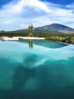 Una piscina azul cristalina con vista a las montañas.