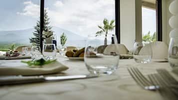 Der serveres frokost og aftensmad