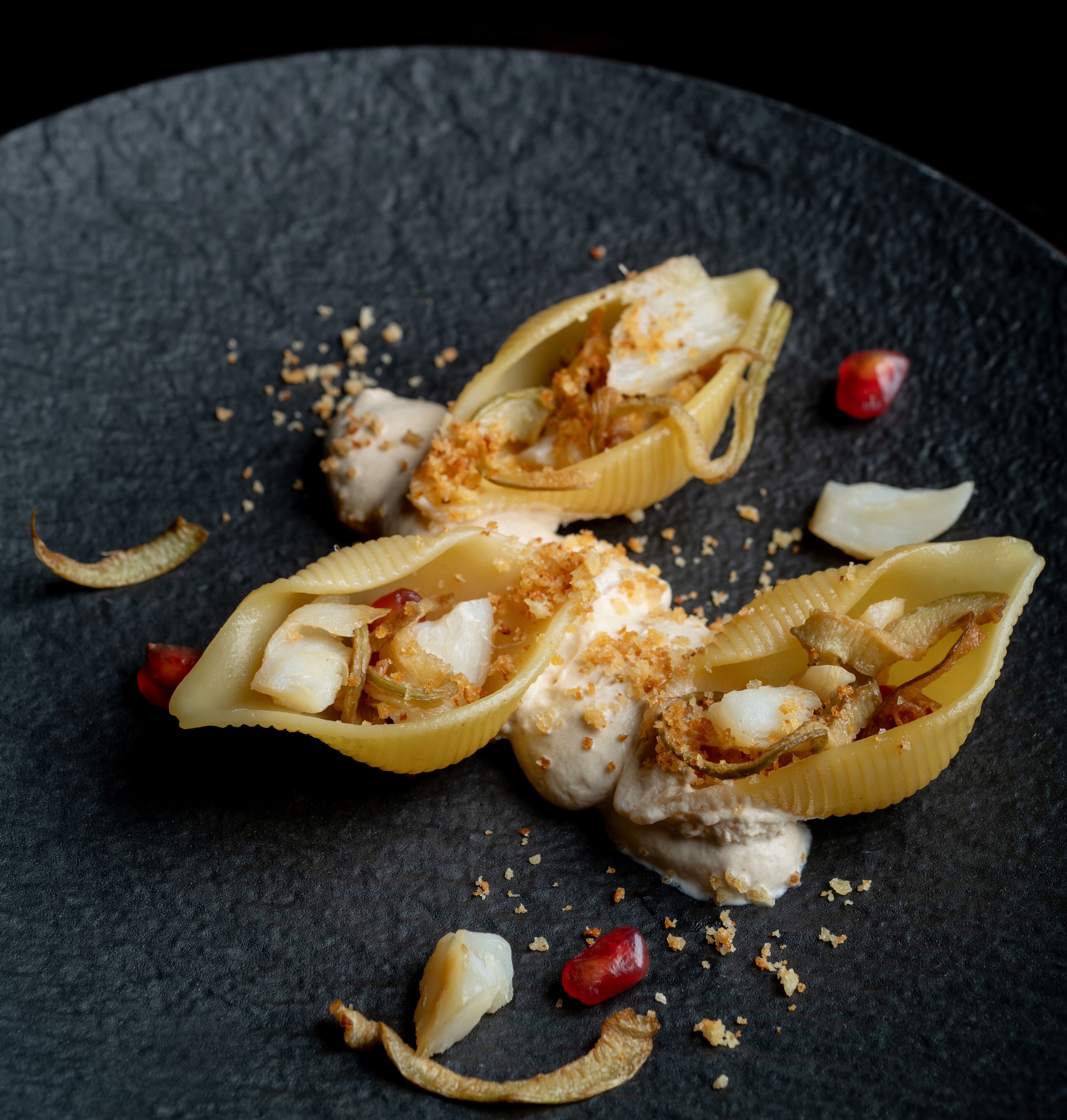 Un dessert sur fond sombre.
