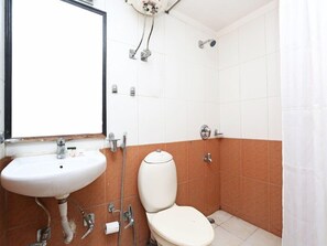 Hair dryer, bathrobes, towels - Hotel Atithi (New Delhi)
