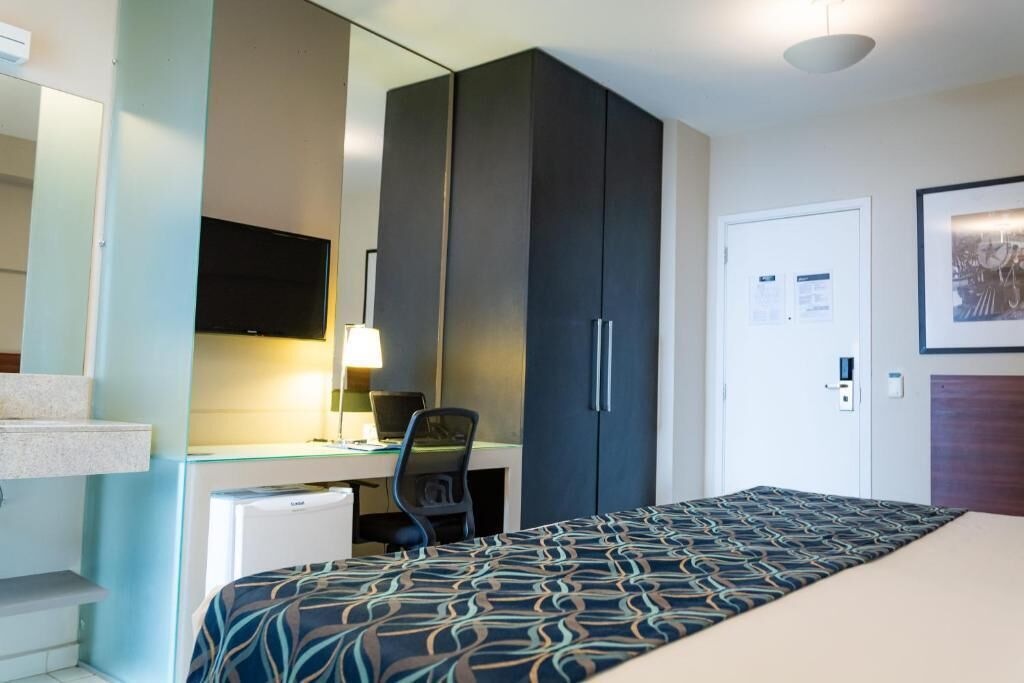Minibar, caja fuerte, escritorio y sistema de insonorización