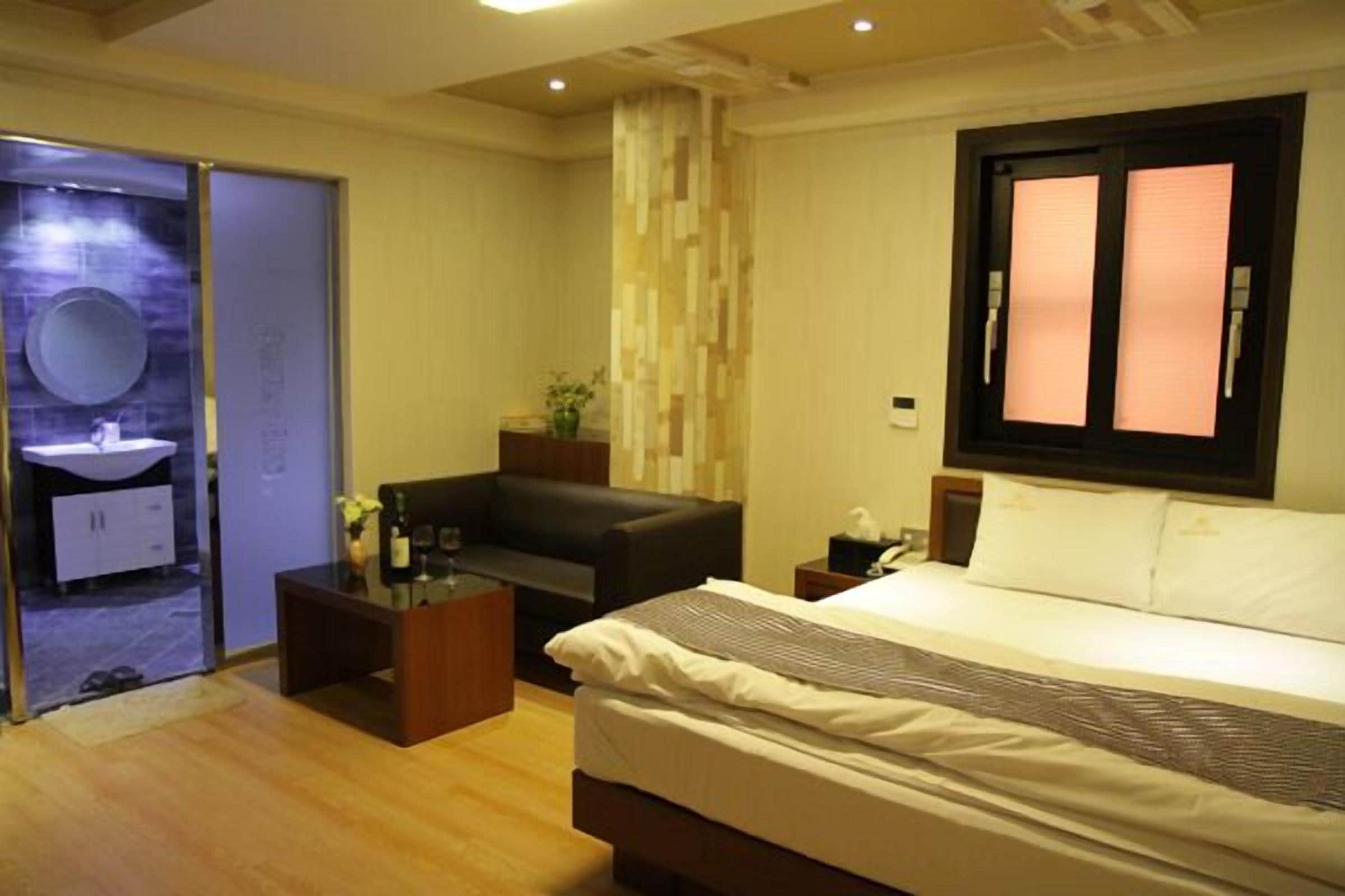 Soundproofing, free WiFi, bed sheets