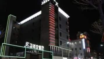 Façade de l’hébergement - soirée/nuit