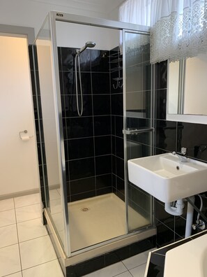 Spa Room | Hypo-allergenic bedding, desk, laptop workspace, iron/ironing board - Beaconsfield Lodge Motel (Beaconsfield)