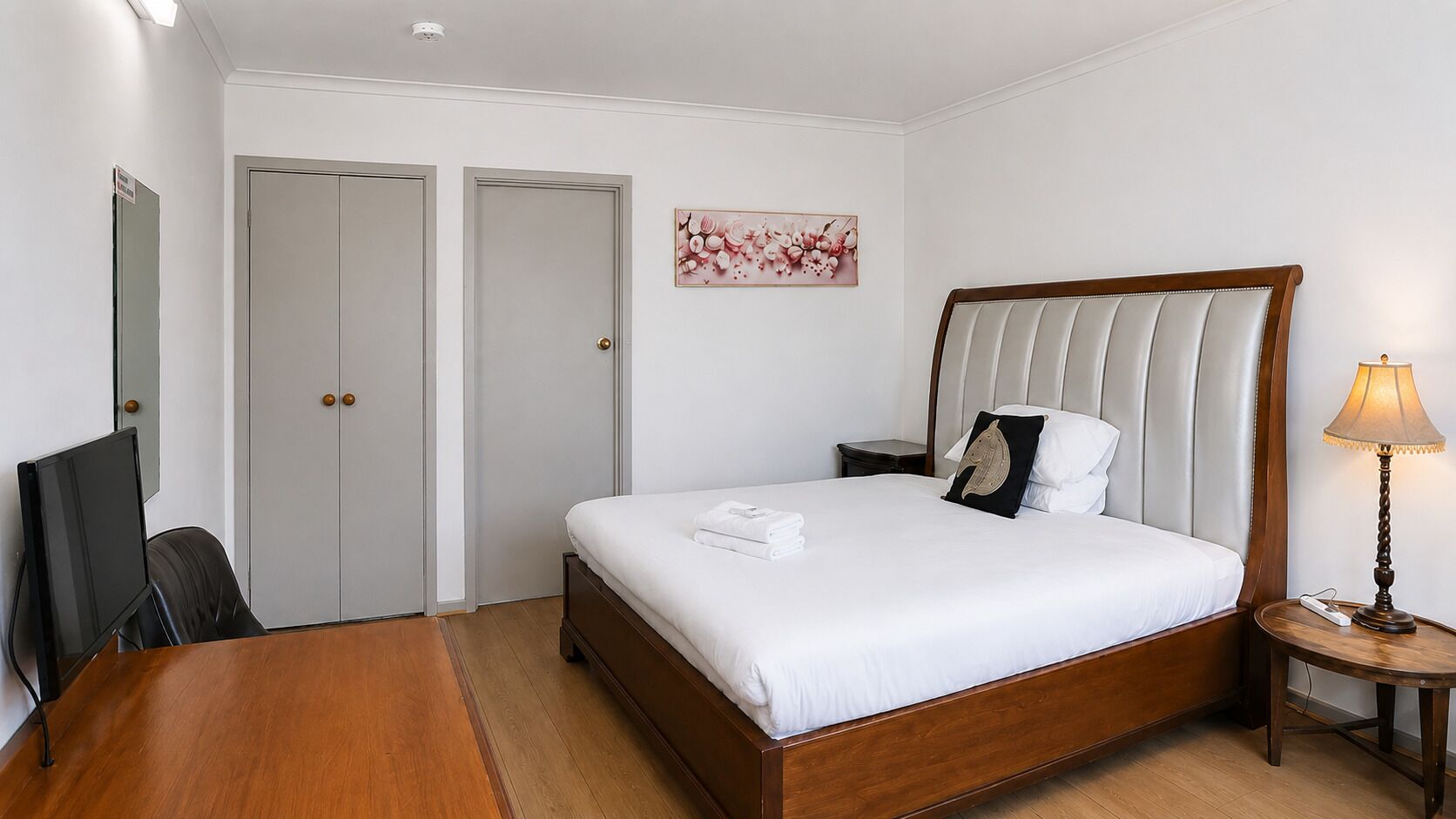Habitación estándar doble, 1 cama de matrimonio | Ropa de cama hipoalergénica y escritorio