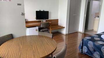 Phòng 4 Tiêu chuẩn | Bộ đồ giường kháng dị ứng, bàn, khu vực làm việc phù hợp cho laptop