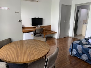 Habitación cuádruple estándar | Ropa de cama hipoalergénica y escritorio