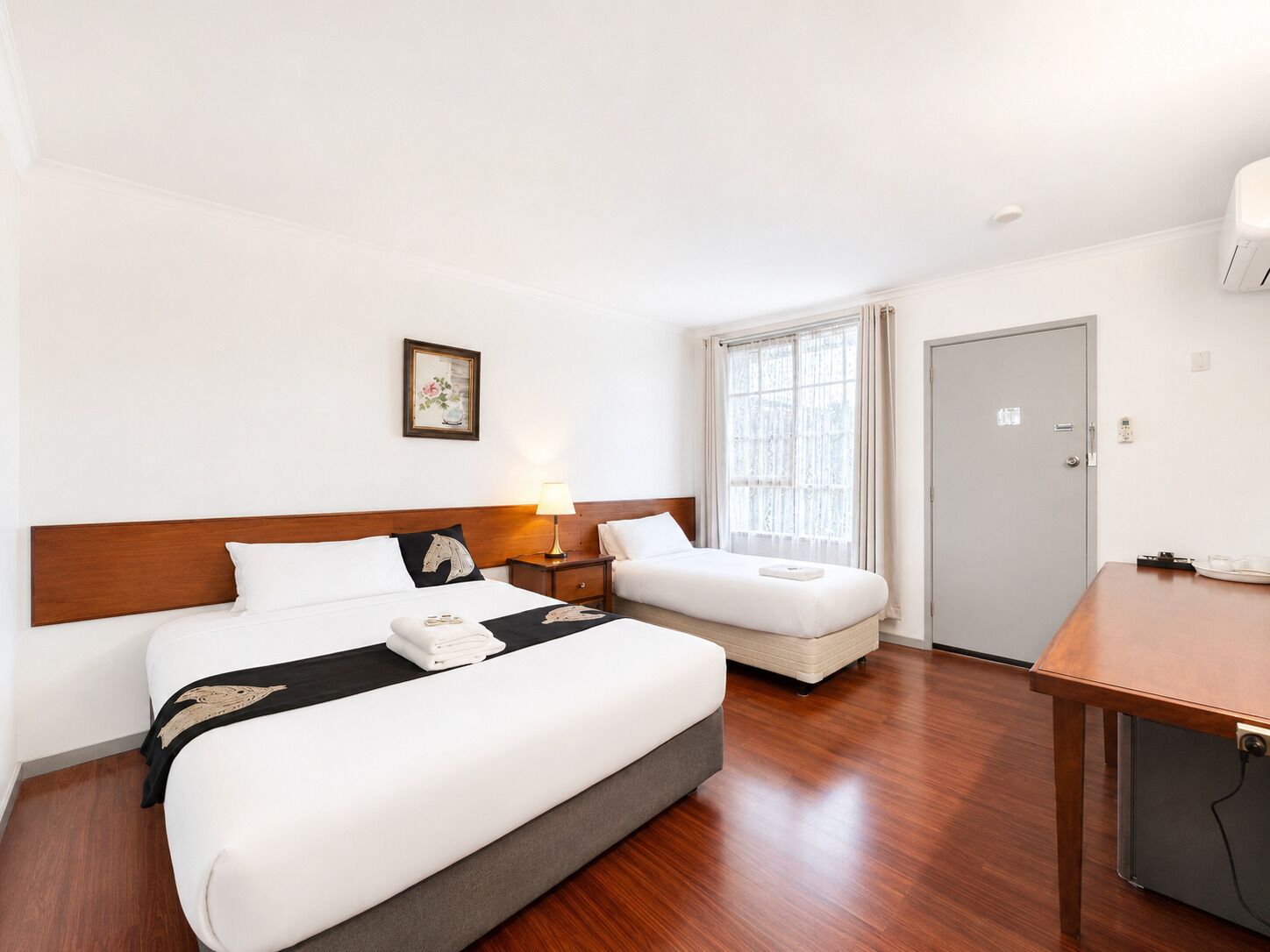 Habitación triple estándar, 1 habitación | Ropa de cama hipoalergénica y escritorio