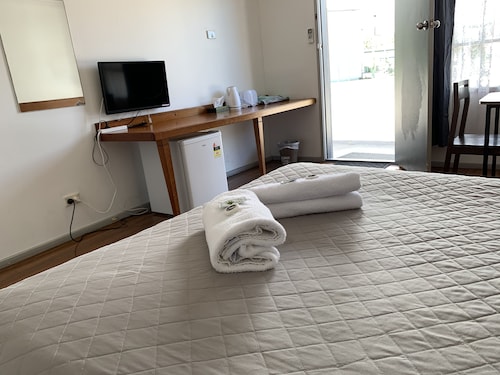 Beaconsfield Lodge Motel