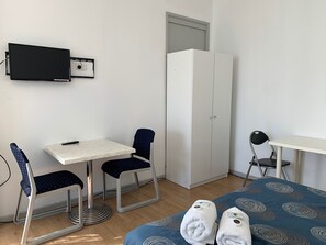 Habitación estándar con 1 cama matrimonial o 2 individuales | Ropa de cama hipoalergénica y escritorio 