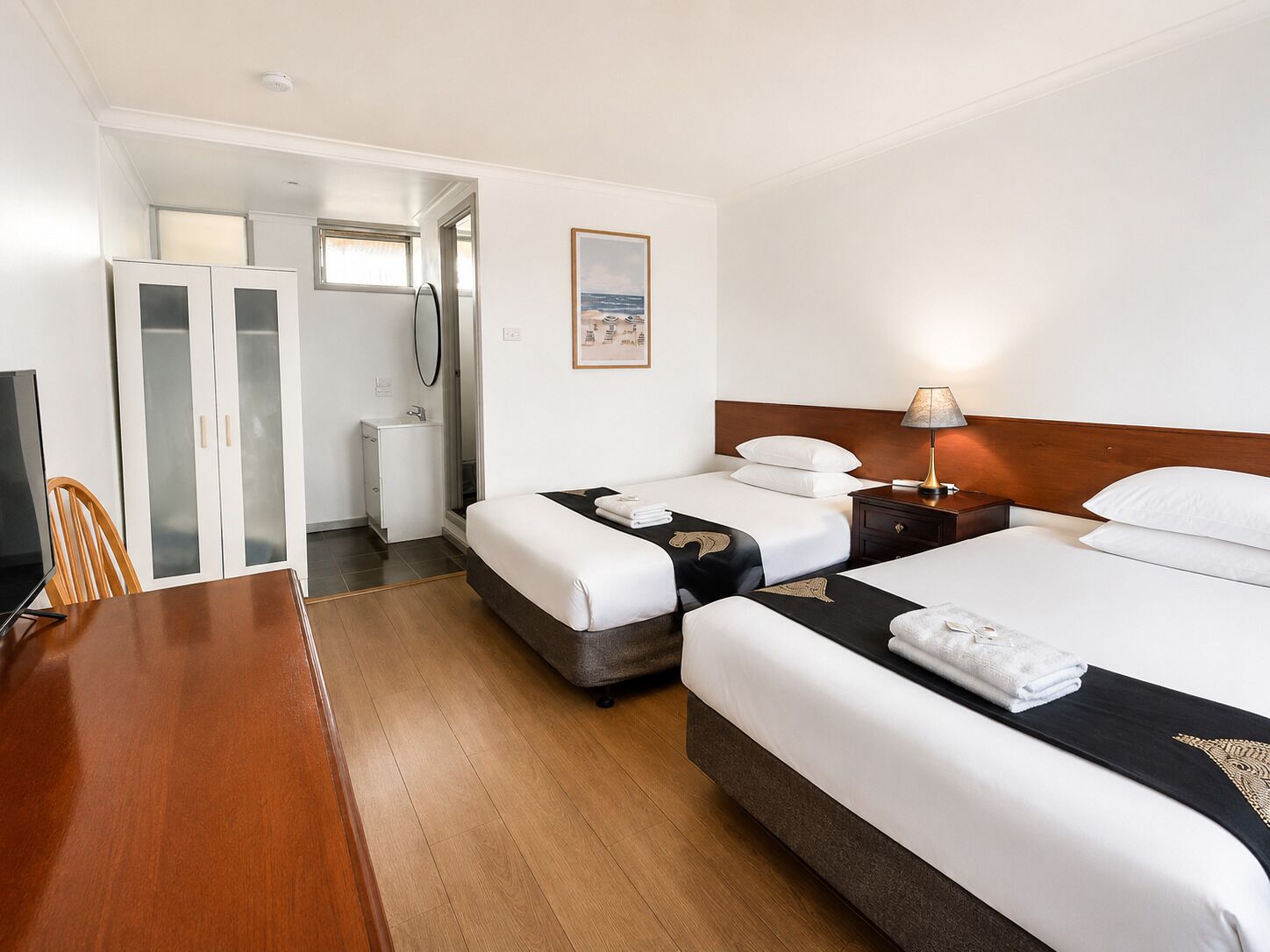 Habitación estándar con 1 cama doble o 2 individuales | Ropa de cama hipoalergénica y escritorio