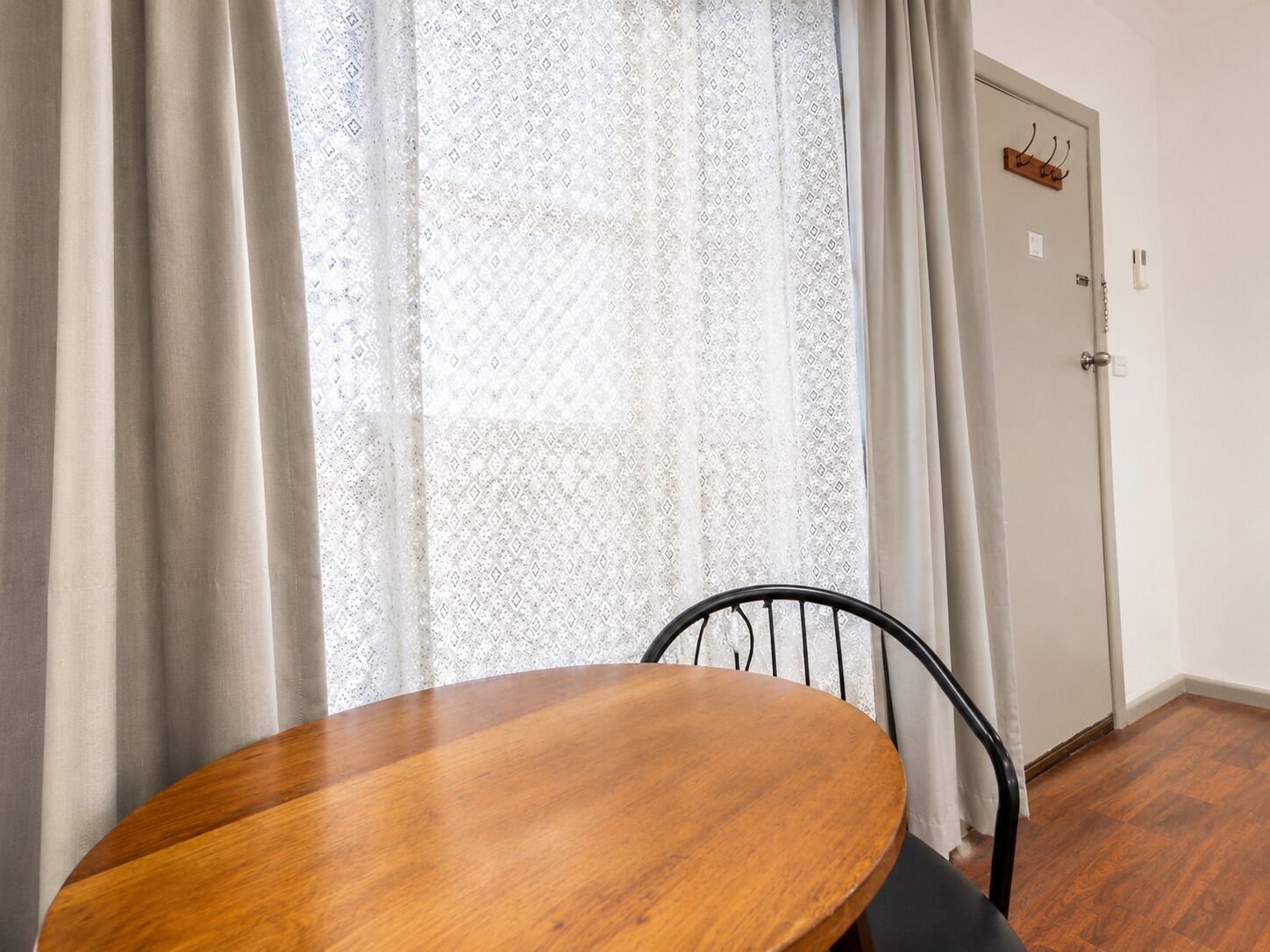 Habitación estándar, 1 cama de matrimonio, bañera de hidromasaje | Ropa de cama hipoalergénica y escritorio