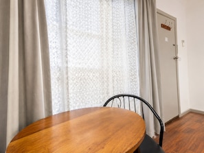 Spa Room | Hypo-allergenic bedding, desk, laptop workspace, iron/ironing board - Beaconsfield Lodge Motel (Beaconsfield)