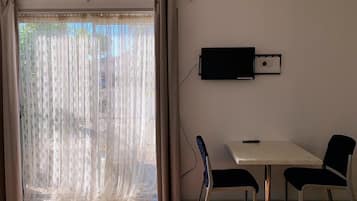 标准双人房或双床房 | 防过敏的被褥、办公桌、笔记本电脑工作区、熨斗/熨板