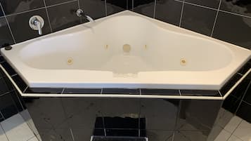Spa Room | Hypo-allergenic bedding available, desk, laptop workspace