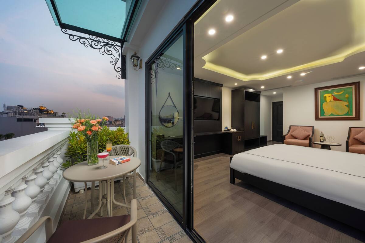 suite, balcony, city view | balcony