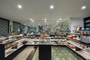 Serveert ontbijt, lunch, diner, internationale gerechten