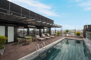 Piscine extérieure, accès possible de 7 h 30 à 22 h, chaises longues