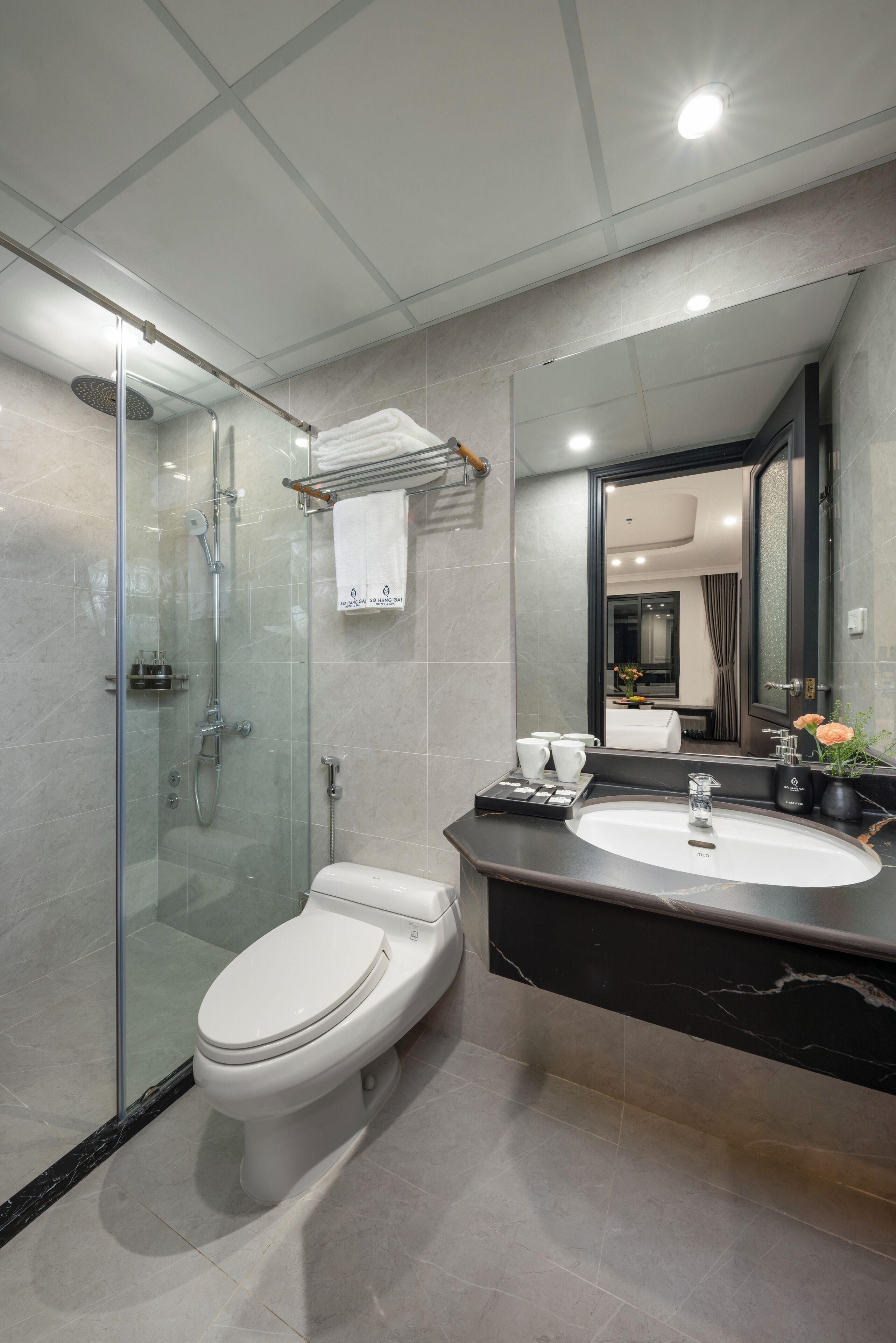 deluxe double or twin room | bathroom | free toiletries, hair dryer, bathrobes, slippers