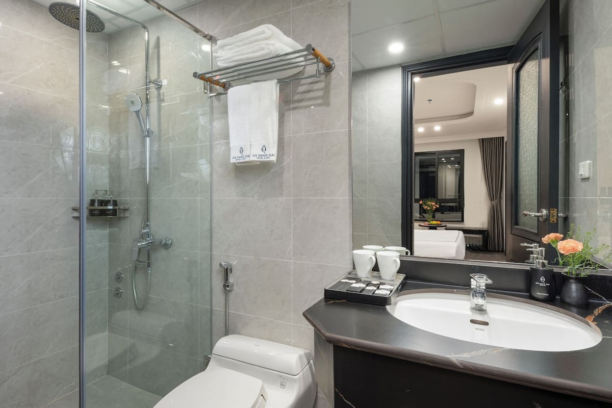 deluxe double or twin room | bathroom | free toiletries, hair dryer, bathrobes, slippers