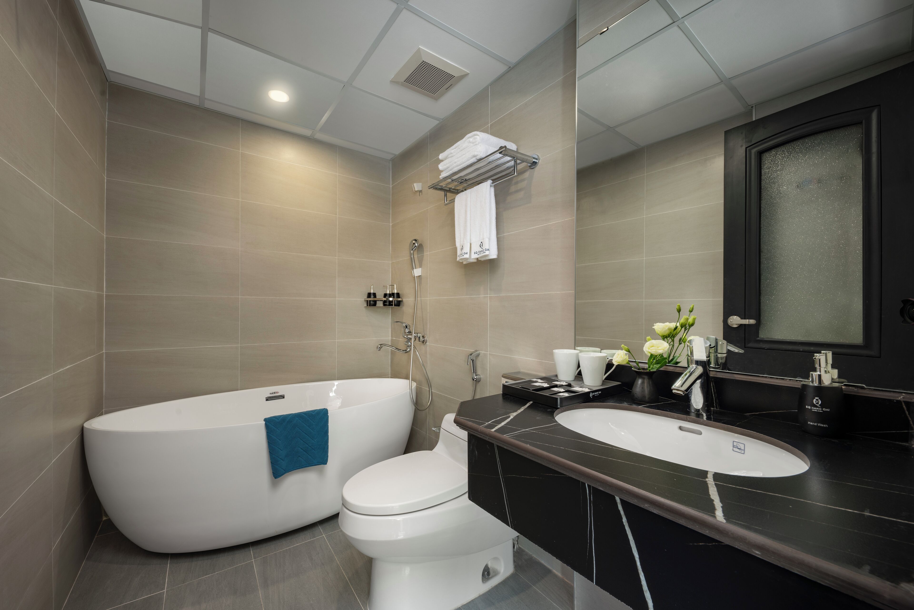 executive double or twin room, city view | bathroom | free toiletries, hair dryer, bathrobes, slippers