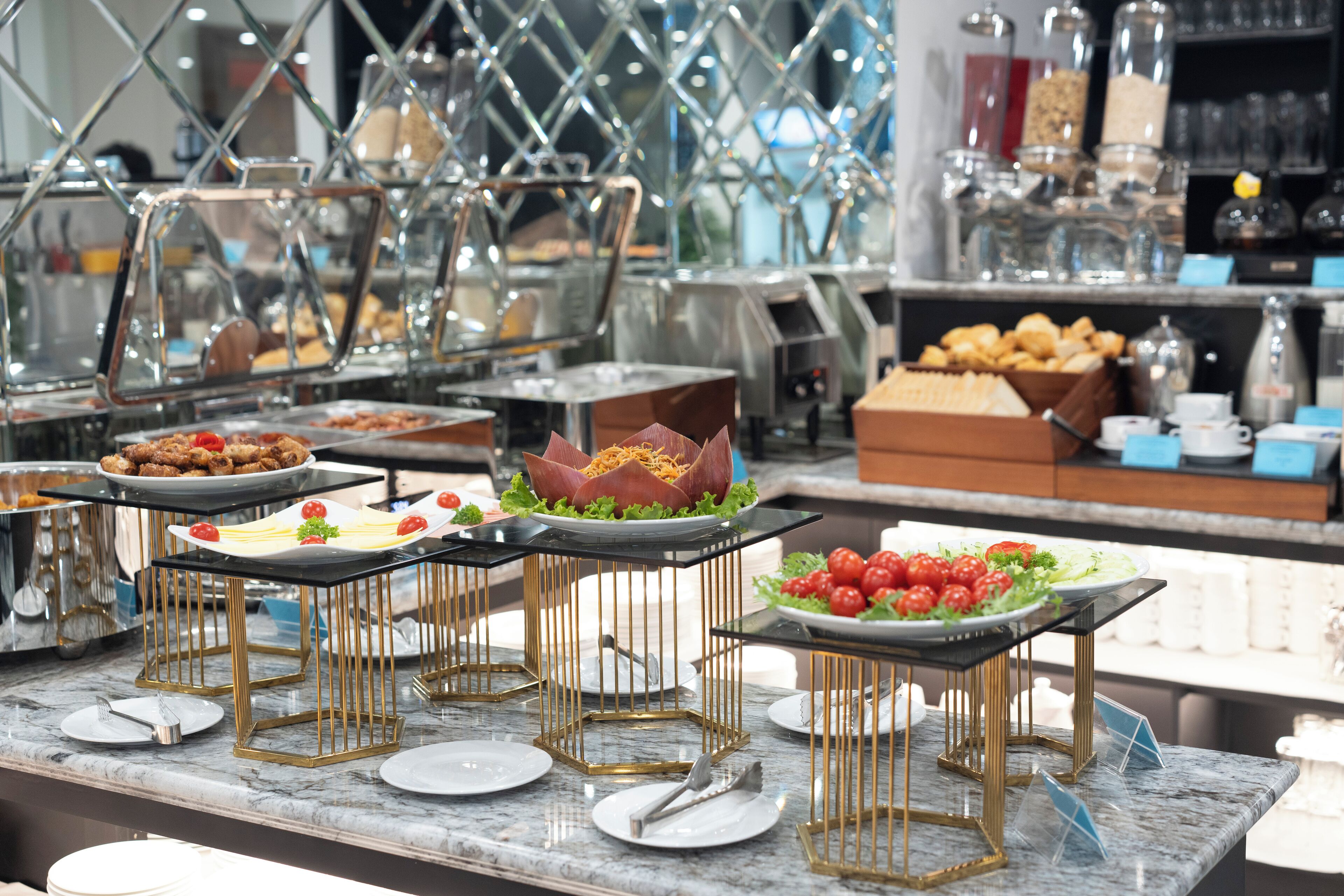 breakfast, lunch, dinner served; international cuisine