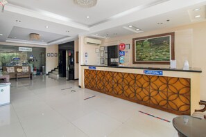 Reception - Main Hotel and Suites Cebu (Cebu City)