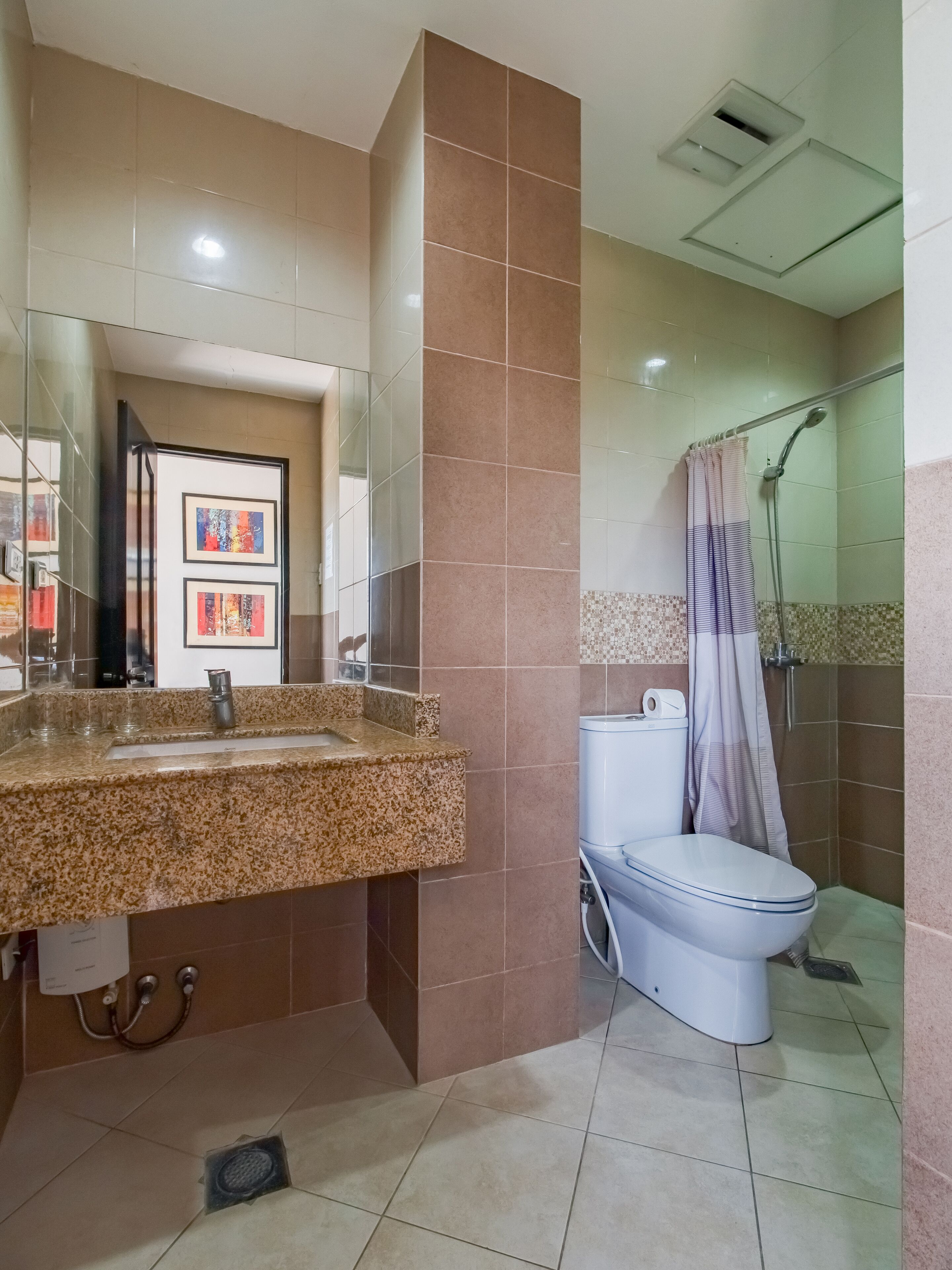 quadruple room | bathroom | shower, hydromassage showerhead, free toiletries, hair dryer