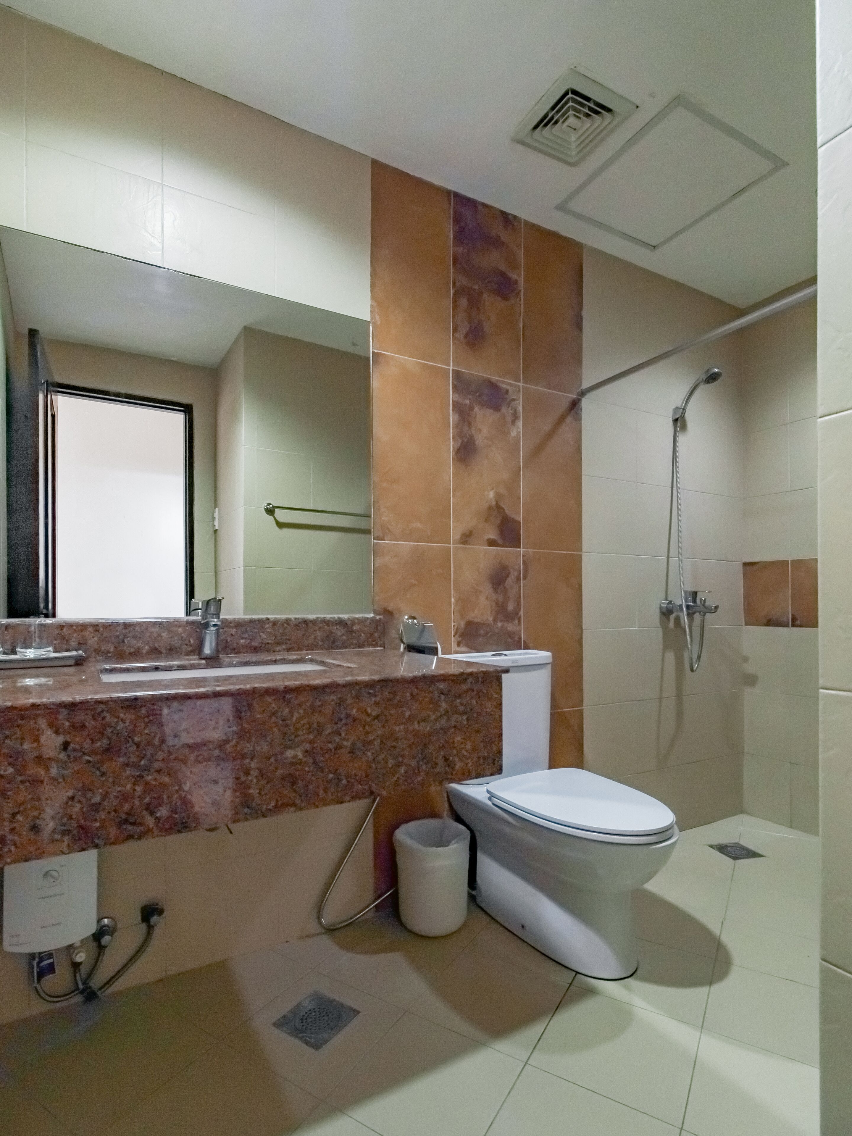 standard twin bed | bathroom | shower, hydromassage showerhead, free toiletries, hair dryer
