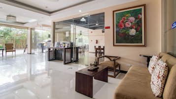 Coin salon dans le hall