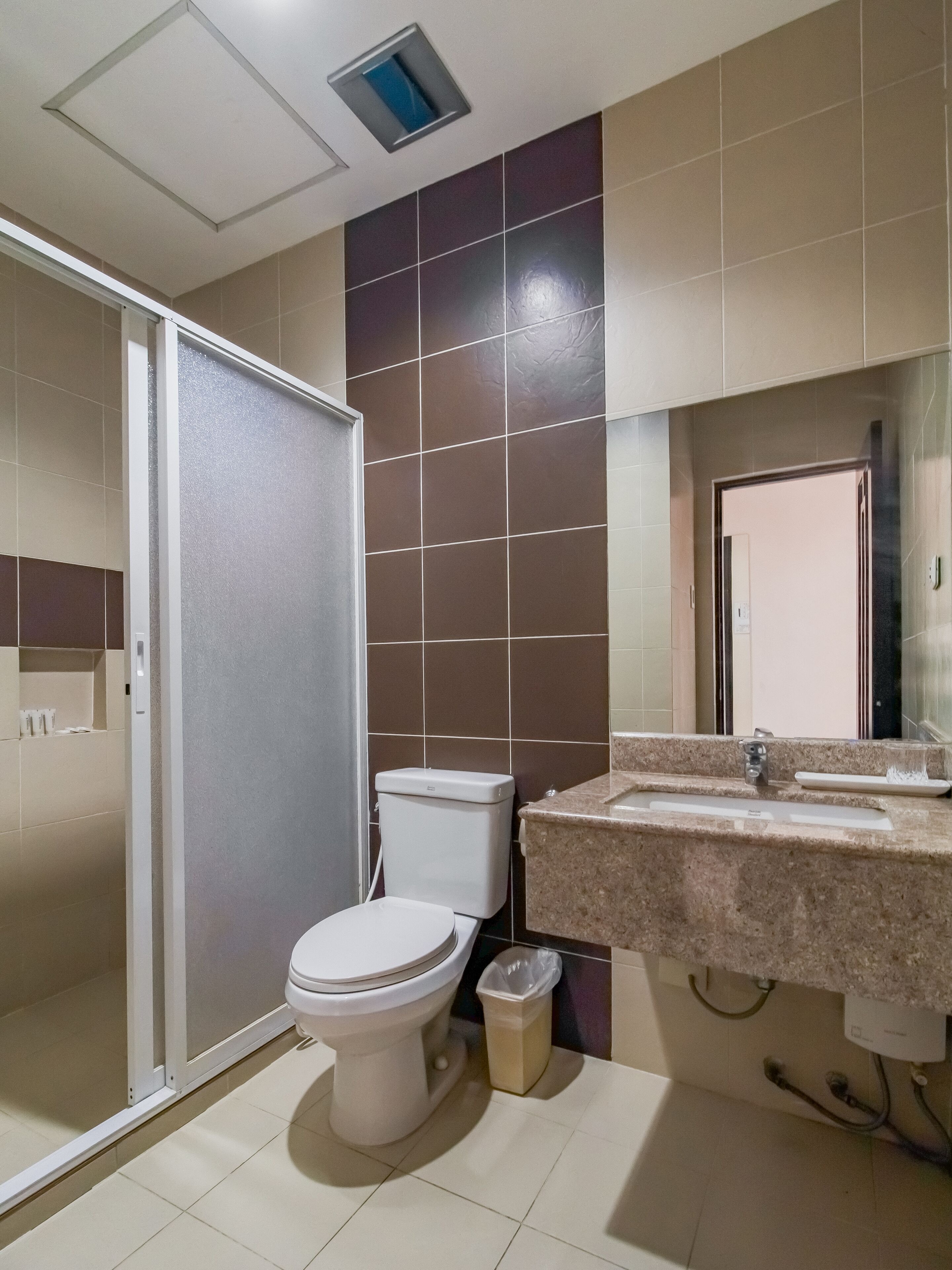 semi family room | bathroom | shower, hydromassage showerhead, free toiletries, hair dryer
