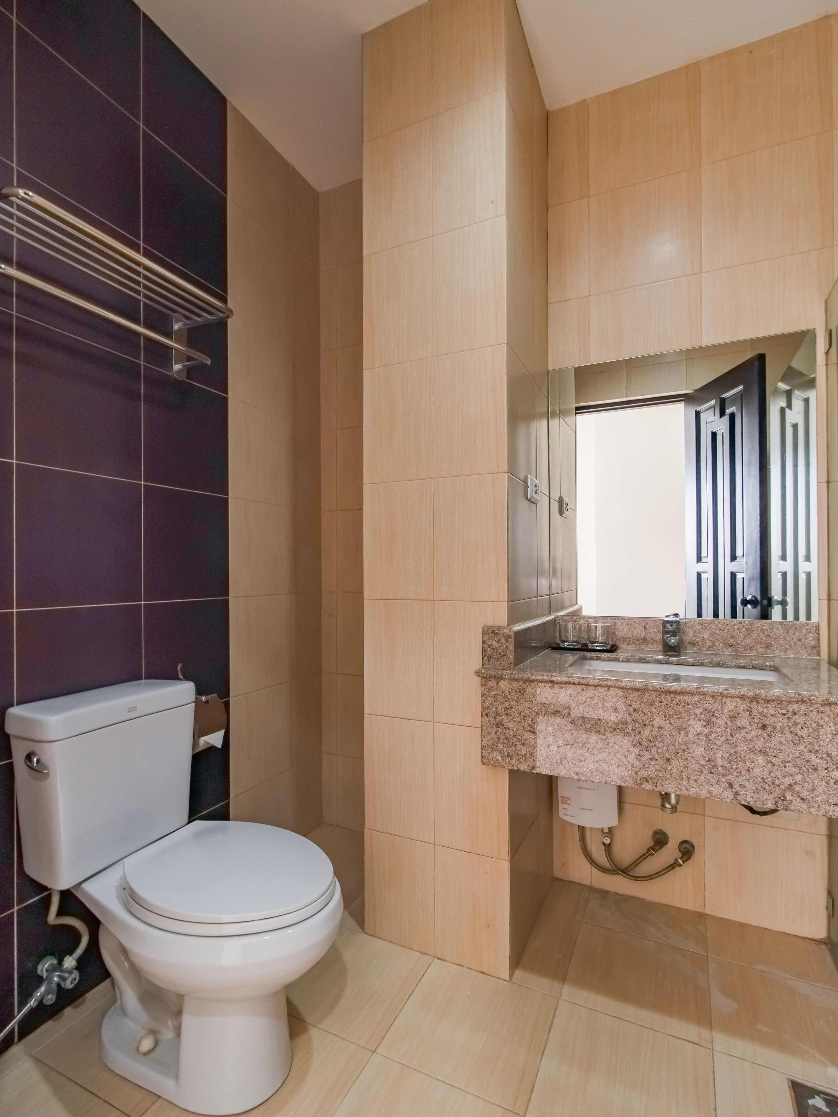 main suite | bathroom | shower, hydromassage showerhead, free toiletries, hair dryer