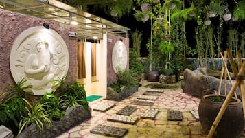 Couples treatment rooms, sauna, hot tub, steam room, hot springs