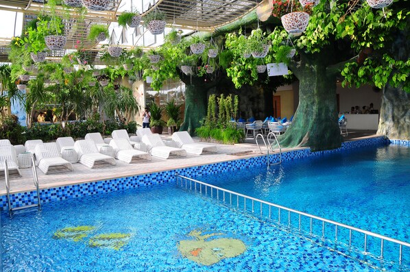 Outdoor pool, pool loungers - Galina Hotel & Spa (Nha Trang)