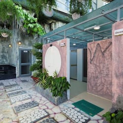 Couples treatment rooms, sauna, hot tub, steam room, hot springs