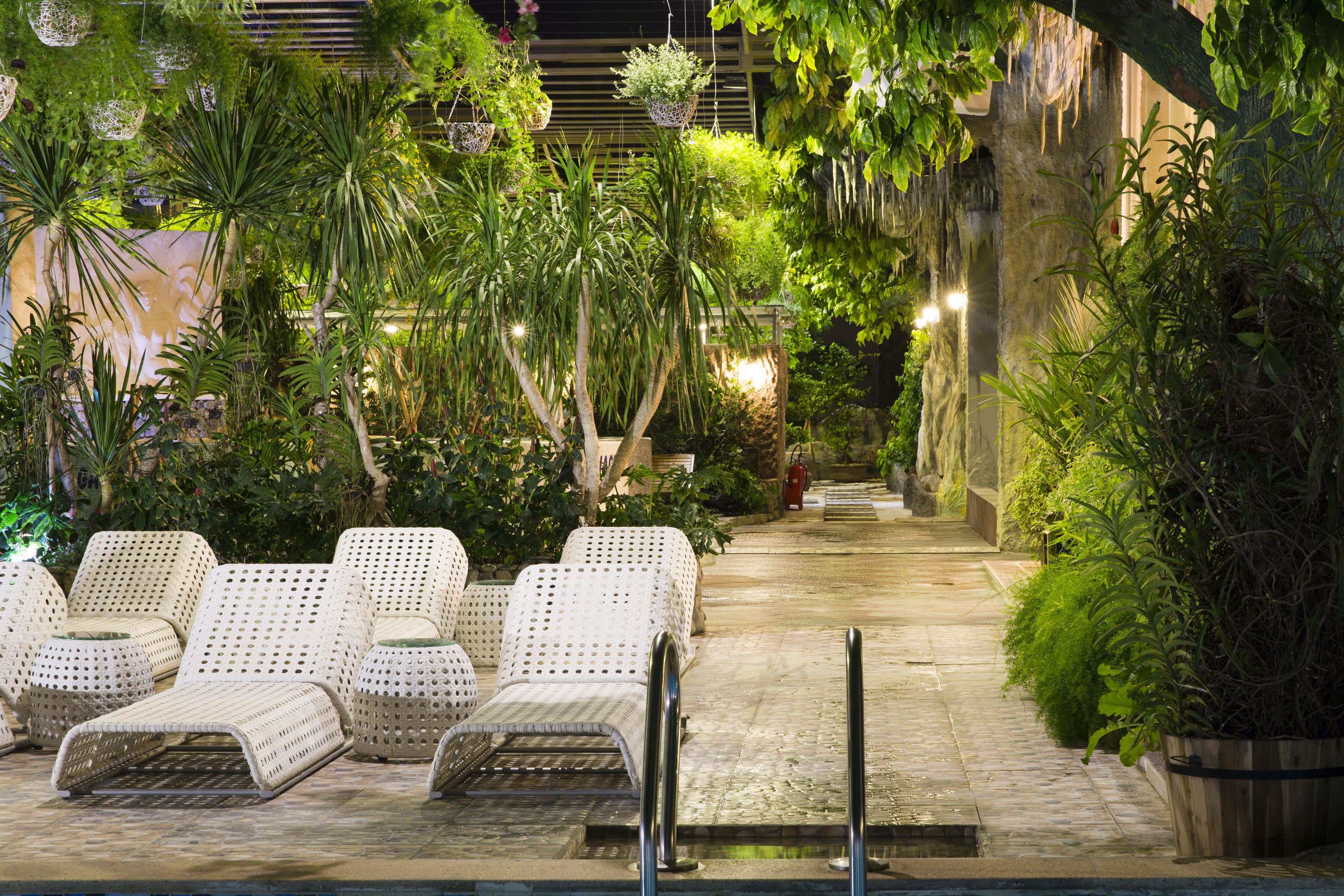 Couples treatment rooms, sauna, hot tub, steam room, hot springs