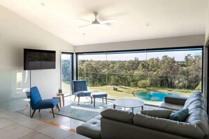 Casa Deluxe | Zona de estar | Una televisión LCD, una chimenea