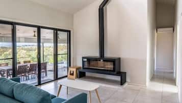 Casa Deluxe | Área de sala de estar | Televisión LCD y chimenea