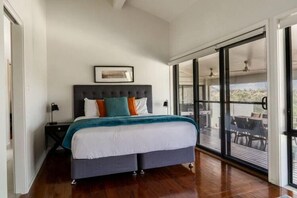 Deluxe House | Egyptian cotton sheets, premium bedding, iron/ironing board, free WiFi