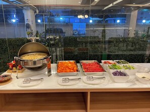 Se sirven desayunos, comidas y cenas 