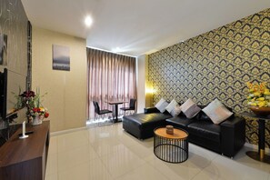 One Bedroom Premier Suite | In-room safe, desk, blackout drapes, rollaway beds - Three Seasons Bangkok (Bangkok)